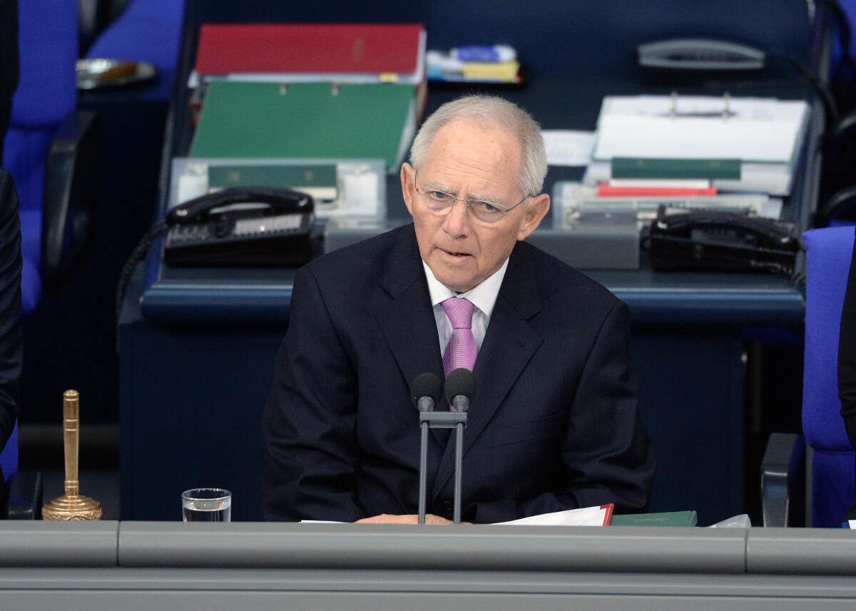 Schäuble, Wolfgang Bundestagspräsident Dr. Wolfgang Schäuble, CDU/CSU, spricht zu Beginn der 86. Sitzung des Deutschen Bundestages im Plenarsaal einen Nachruf auf den verstorbenen ehemaligen Justiz- und Außenminister Klaus Kinkel. Dazu erheben sich die Mitglieder des Bundestages.; Mikrofon, Mikro, Rede.