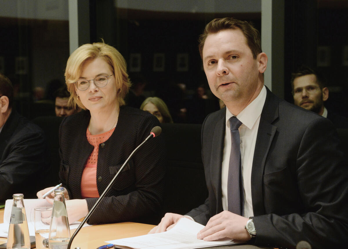 Dr. Andreas Lenz, CDU/CSU, Vorsitzender des Parlamentarischen Beirats für nachhaltige Entwicklung, leitet eine Ausschusssitzung, an der als Gast die Bundesministerin für Ernährung und Landwirtschaft, Julia Klöckner, CDU/CSU, teilnimmt. Lenz, Andreas; Klöckner, Julia Dr. Andreas Lenz, CDU/CSU, Vorsitzender des Parlamentarischen Beirats für nachhaltige Entwicklung, leitet eine Ausschusssitzung, an der als Gast die Bundesministerin für Ernährung und Landwirtschaft, Julia Klöckner, CDU/CSU, teilnimmt.