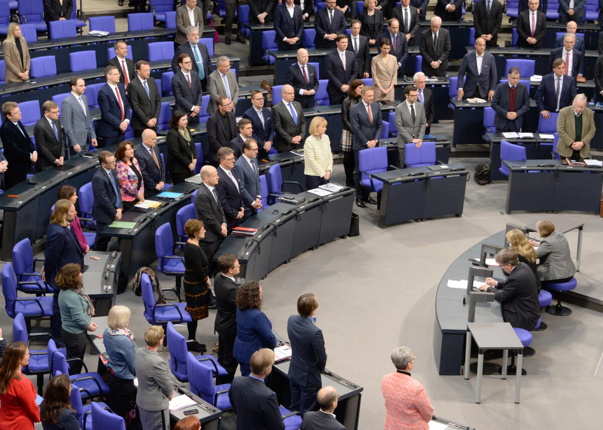  Bundestagspräsident Dr. Wolfgang Schäuble, CDU/CSU, spricht zu Beginn der 86. Sitzung des Deutschen Bundestages im Plenarsaal einen Nachruf auf den verstorbenen ehemaligen Justiz- und Außenminister Klaus Kinkel. Dazu erheben sich die Mitglieder des Bundestages.; Übersicht.