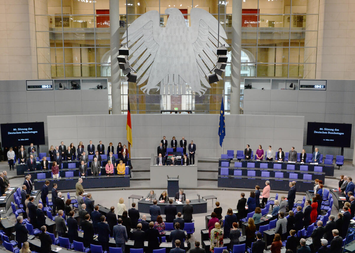 Schäuble, Wolfgang Bundestagspräsident Dr. Wolfgang Schäuble, (am Vorsitz), CDU/CSU, spricht zu Beginn der 86. Sitzung des Deutschen Bundestages im Plenarsaal einen Nachruf auf den verstorbenen ehemaligen Justiz- und Außenminister Klaus Kinkel. Dazu erheben sich die Mitglieder des Bundestages.; Adler, Bundesadler, Übersicht.