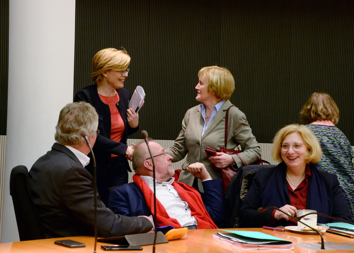 Dr. Andreas Lenz, CDU/CSU, Vorsitzender des Parlamentarischen Beirats für nachhaltige Entwicklung, leitet eine Ausschusssitzung, an der als Gast die Bundesministerin für Ernährung und Landwirtschaft, Julia Klöckner, (hinten li), CDU/CSU, teilnimmt.; Begrüßung. Klöckner, Julia Dr. Andreas Lenz, CDU/CSU, Vorsitzender des Parlamentarischen Beirats für nachhaltige Entwicklung, leitet eine Ausschusssitzung, an der als Gast die Bundesministerin für Ernährung und Landwirtschaft, Julia Klöckner, (hinten li), CDU/CSU, teilnimmt.; Begrüßung.