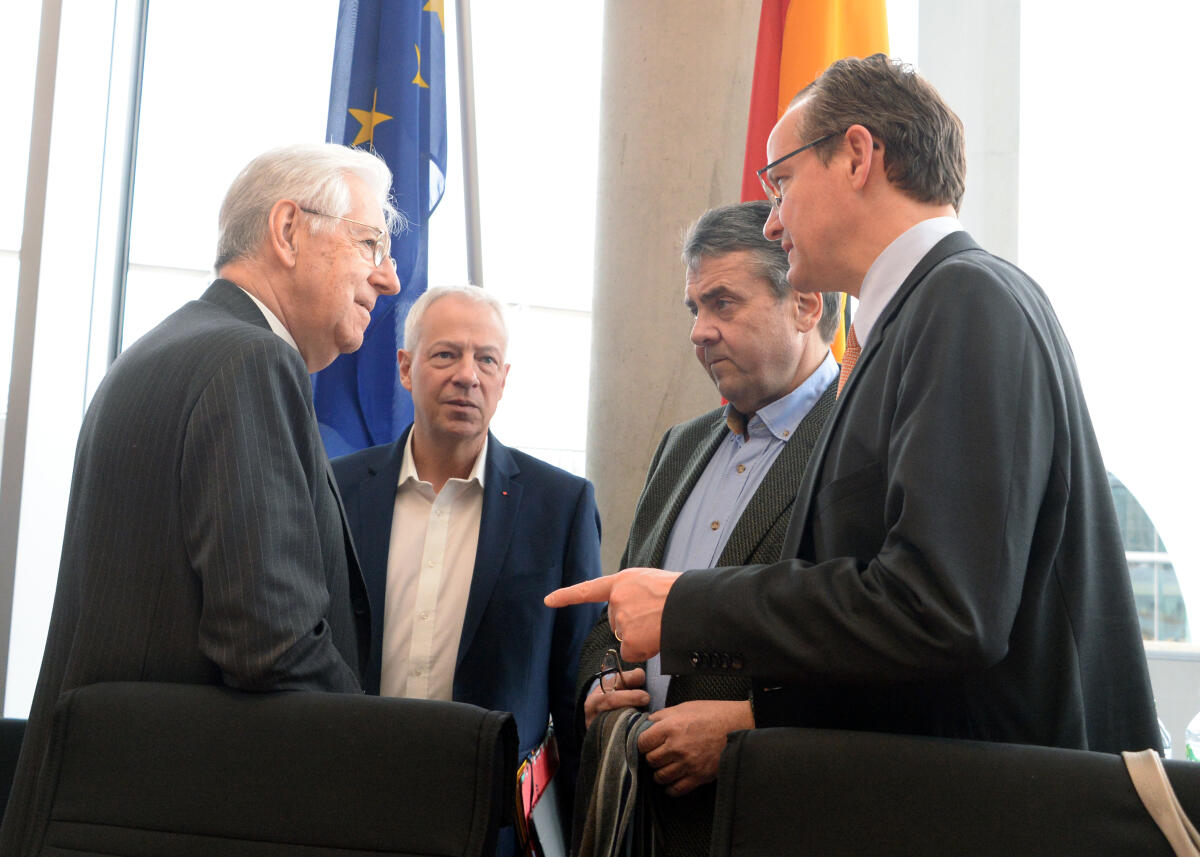 Gunther Krichbaum, (re), CDU/CSU, Vorsitzender des Ausschusses des Deutschen Bundestages für die Angelegenheiten der Europäischen Union, empfängt den italienischen Ministerpräsidenten a. D. und EU-Kommissar a. D., Mario Monti, (li), der als Gast an einer Ausschusssitzung teilnimmt. Hier bei der Begrüßung mit Markus Töns (2.v.li), und Sigmar Gabriel (2.v.re), beide SPD.; Fahne, Fahnen. Krichbaum, Gunther; Monti, Mario; Töns, Markus; Gabriel, Sigmar Gunther Krichbaum, (re), CDU/CSU, Vorsitzender des Ausschusses des Deutschen Bundestages für die Angelegenheiten der Europäischen Union, empfängt den italienischen Ministerpräsidenten a. D. und EU-Kommissar a. D., Mario Monti, (li), der als Gast an einer Ausschusssitzung teilnimmt. Hier bei der Begrüßung mit Markus Töns (2.v.li), und Sigmar Gabriel (2.v.re), beide SPD.; Fahne, Fahnen.