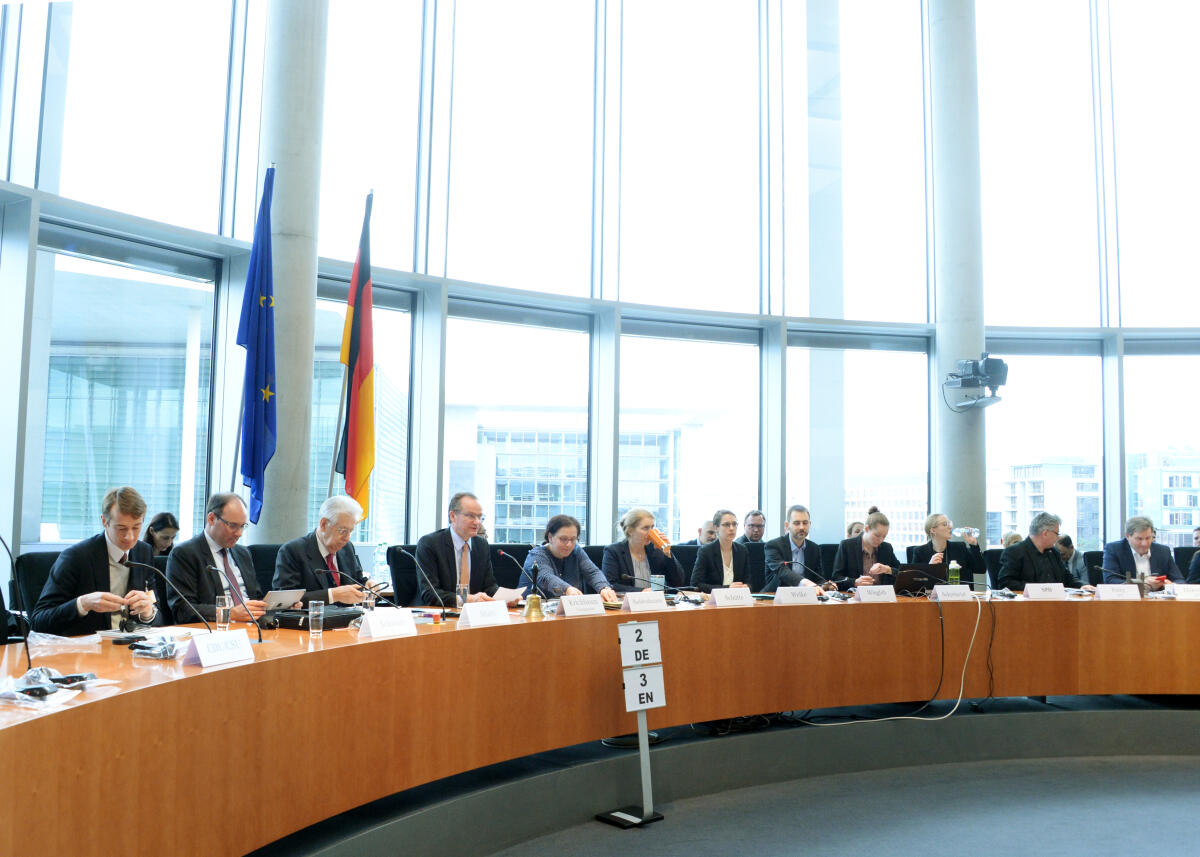 Gunther Krichbaum, (4.v.li), CDU/CSU, Vorsitzender des Ausschusses des Deutschen Bundestages für die Angelegenheiten der Europäischen Union, empfängt den italienischen Ministerpräsidenten a. D. und EU-Kommissar a. D., Mario Monti, (3.v.li), der als Gast an einer Ausschusssitzung teilnimmt.; Übersicht, Fahne, Fahnen. Krichbaum, Gunther; Monti, Mario Gunther Krichbaum, (4.v.li), CDU/CSU, Vorsitzender des Ausschusses des Deutschen Bundestages für die Angelegenheiten der Europäischen Union, empfängt den italienischen Ministerpräsidenten a. D. und EU-Kommissar a. D., Mario Monti, (3.v.li), der als Gast an einer Ausschusssitzung teilnimmt.; Übersicht, Fahne, Fahnen.