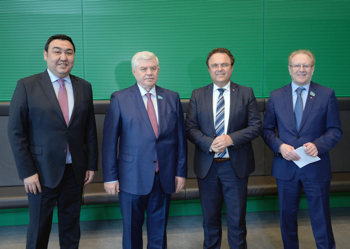 Friedrich, Hans-Peter; Bozhko, Wladimir; Nussupov, Bolat; Rau, Albert Pawlowitsch Bundestagsvizepräsident Dr. Hans-Peter Friedrich, (2.v.re), CDU/CSU, empfängt den Vizepräsidenten der Madschilis der Republik Kasachstan, Wladimir Bozhko, (2.v.li), zu einem Gespräch.; Gruppenfoto mit dem Botschafter der Republik Kasachstan in der Bundesrepublik Deutschland, Bolat Nussopov, (li), und dem Abgeordneten Albert Pawlowitsch Rau, (re).