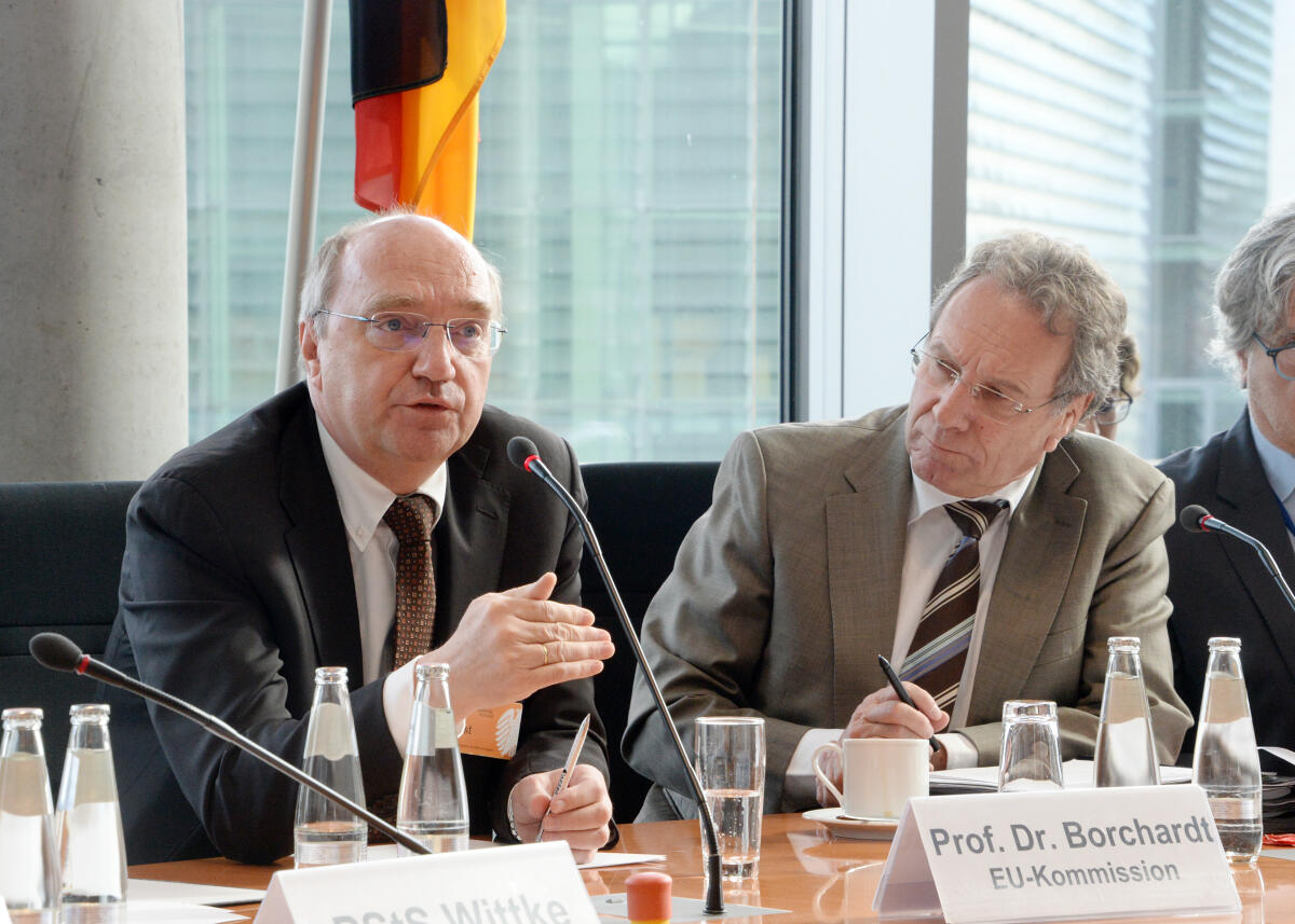 Klaus Ernst, (re), DIE LINKE, Vorsitzender des Ausschusses des Deutschen Bundestages für Wirtschaft und Energie, leitet eine Ausschusssitzung, an der als Gast der stellvertretende Generaldirektor der Generaldirektion Energie der Europäischen Union, Prof. Dr. Klaus-Dieter Borchardt, (li), teilnimmt. Ernst, Klaus; Borchardt, Klaus-Dieter Klaus Ernst, (re), DIE LINKE, Vorsitzender des Ausschusses des Deutschen Bundestages für Wirtschaft und Energie, leitet eine Ausschusssitzung, an der als Gast der stellvertretende Generaldirektor der Generaldirektion Energie der Europäischen Union, Prof. Dr. Klaus-Dieter Borchardt, (li), teilnimmt.