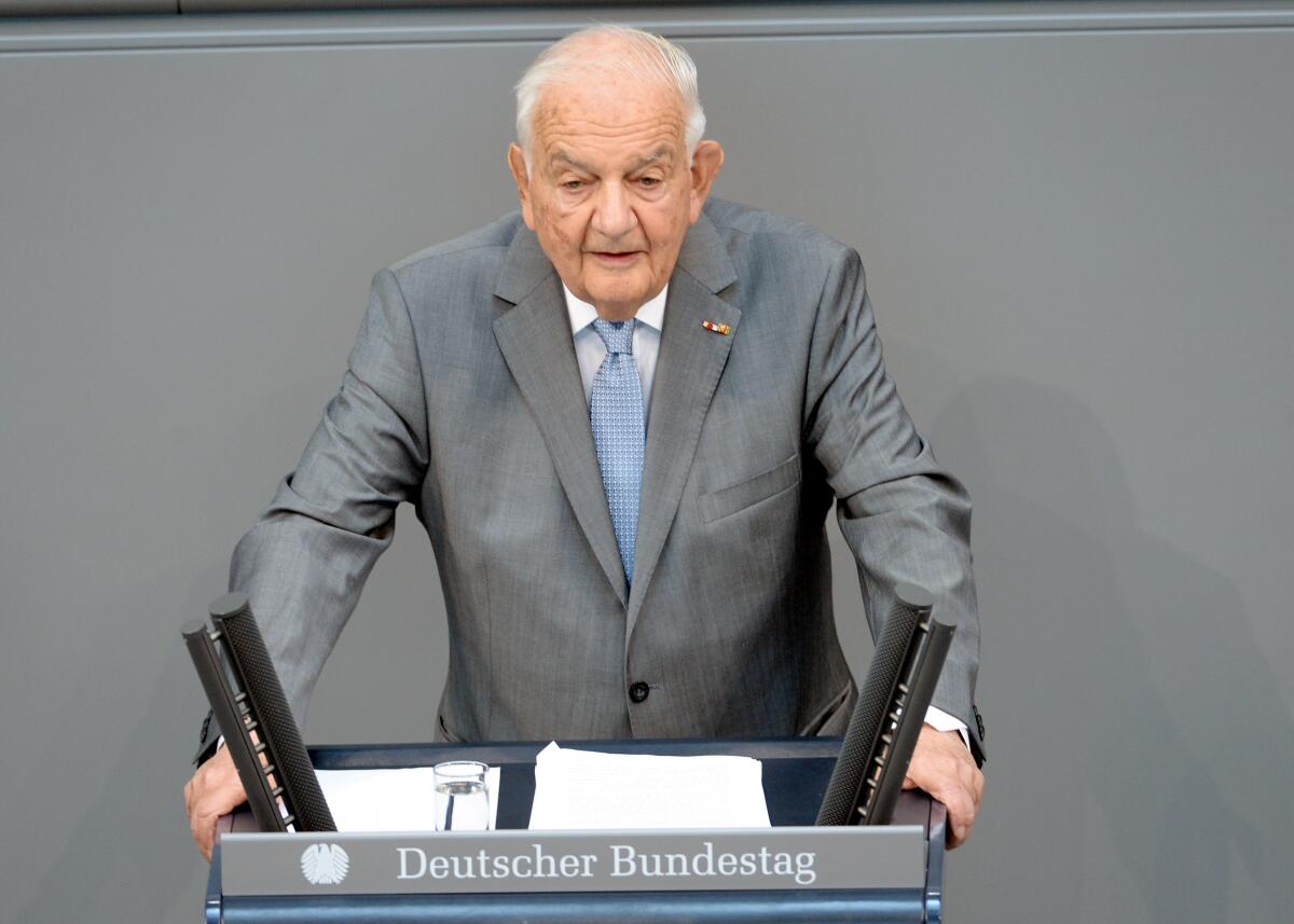 Gedenkstunde des Deutschen Bundestages aus Anlass des 100. Jahrestages des Beginns des Ersten Weltkriegs. Der französische Historiker, Prof. Dr. Alfred Grosser, (hier im Bild), hält die Gedenkrede.; Rednerpult. Grosser, Alfred Gedenkstunde des Deutschen Bundestages aus Anlass des 100. Jahrestages des Beginns des Ersten Weltkriegs. Der französische Historiker, Prof. Dr. Alfred Grosser, (hier im Bild), hält die Gedenkrede.; Rednerpult.