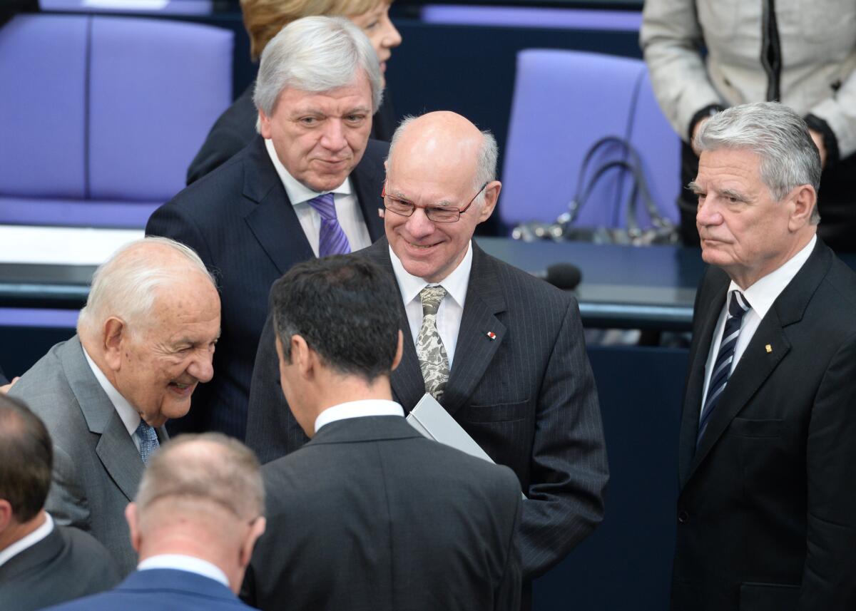Gedenkstunde des Deutschen Bundestages aus Anlass des 100. Jahrestages des Beginns des Ersten Weltkriegs. Bundestagspräsident Prof. Dr. Norbert Lammert (mitte), CDU/CSU, hält die Begrüßungsansprache, der französische Historiker, Prof. Dr. Alfred Grosser (li), hält die Gedenkrede. Rechts im Bild: Bundespräsident Joachim Gauck, hinten: Volker Bouffier, Bundesratspräsident. Lammert, Norbert; Grosser, Alfred; Gauck, Joachim; Bouffier, Volker Gedenkstunde des Deutschen Bundestages aus Anlass des 100. Jahrestages des Beginns des Ersten Weltkriegs. Bundestagspräsident Prof. Dr. Norbert Lammert (mitte), CDU/CSU, hält die Begrüßungsansprache, der französische Historiker, Prof. Dr. Alfred Grosser (li), hält die Gedenkrede. Rechts im Bild: Bundespräsident Joachim Gauck, hinten: Volker Bouffier, Bundesratspräsident.