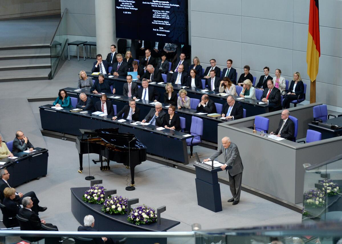Gedenkstunde des Deutschen Bundestages aus Anlass des 100. Jahrestages des Beginns des Ersten Weltkriegs. Der französische Historiker, Prof. Dr. Alfred Grosser (am Rednerpult), hält die Gedenkrede.; Übersicht, Regierungsbank, Videowand, Fahne. Lammert, Norbert; Grosser, Alfred Gedenkstunde des Deutschen Bundestages aus Anlass des 100. Jahrestages des Beginns des Ersten Weltkriegs. Der französische Historiker, Prof. Dr. Alfred Grosser (am Rednerpult), hält die Gedenkrede.; Übersicht, Regierungsbank, Videowand, Fahne.