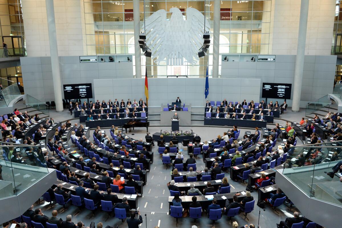  Gedenkstunde des Deutschen Bundestages aus Anlass des 100. Jahrestages des Beginns des Ersten Weltkriegs. Bundestagspräsident Prof. Dr. Norbert Lammert, CDU/CSU, hält die Begrüßungsansprache, der französische Historiker, Prof. Dr. Alfred Grosser, hält die Gedenkrede.; Übersicht, Adler, Bundesadler, Plenum.