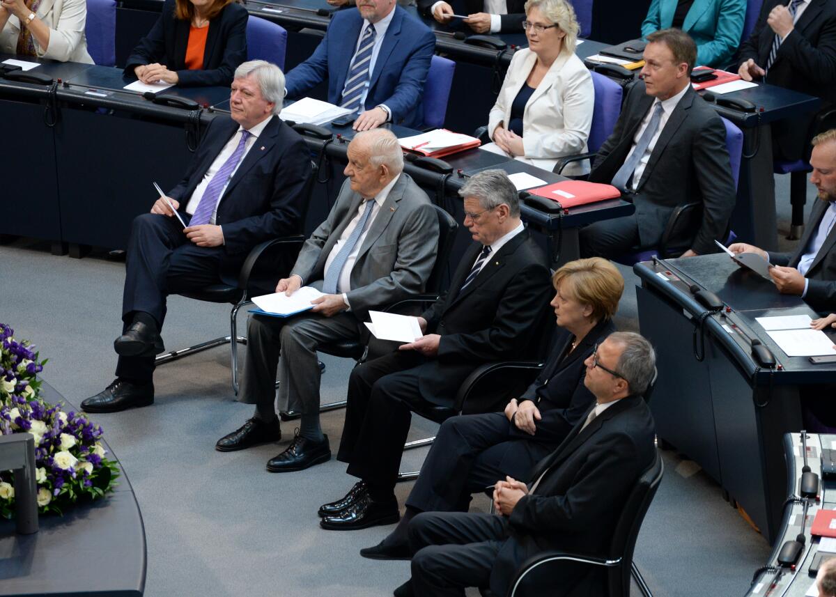 Gedenkstunde des Deutschen Bundestages aus Anlass des 100. Jahrestages des Beginns des Ersten Weltkriegs. Bundestagspräsident Prof. Dr. Norbert Lammert, CDU/CSU, hält die Begrüßungsansprache, der französische Historiker, Prof. Dr. Alfred Grosser, hält die Gedenkrede. Hier die Verfassungsorgane: v.li. Volker Bouffier, Bundesratspräsident, Prof. Dr. Alfred Grosser, er hält die Hauptrede, Joachim Gauck, Bundespräsident, Dr. Angela Merkel, Bundeskanzlerin, Dr. Andreas Voßkuhle, Präsident Bundesverfassungsgericht. Gauck, Joachim; Merkel, Angela; Voßkuhle, Andreas; Bouffier, Volker; Grosser, Alfred Gedenkstunde des Deutschen Bundestages aus Anlass des 100. Jahrestages des Beginns des Ersten Weltkriegs. Bundestagspräsident Prof. Dr. Norbert Lammert, CDU/CSU, hält die Begrüßungsansprache, der französische Historiker, Prof. Dr. Alfred Grosser, hält die Gedenkrede. Hier die Verfassungsorgane: v.li. Volker Bouffier, Bundesratspräsident, Prof. Dr. Alfred Grosser, er hält die Hauptrede, Joachim Gauck, Bundespräsident, Dr. Angela Merkel, Bundeskanzlerin, Dr. Andreas Voßkuhle, Präsident Bundesverfassungsgericht.