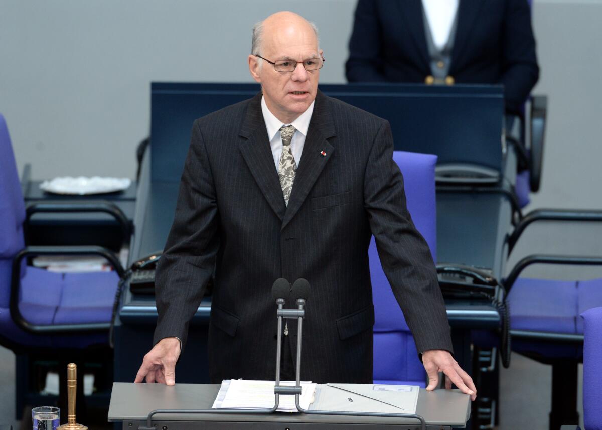 Lammert, Norbert Gedenkstunde des Deutschen Bundestages aus Anlass des 100. Jahrestages des Beginns des Ersten Weltkriegs. Bundestagspräsident Prof. Dr. Norbert Lammert, (hier im Bild), CDU/CSU, hält die Begrüßungsansprache.; Rednerpult