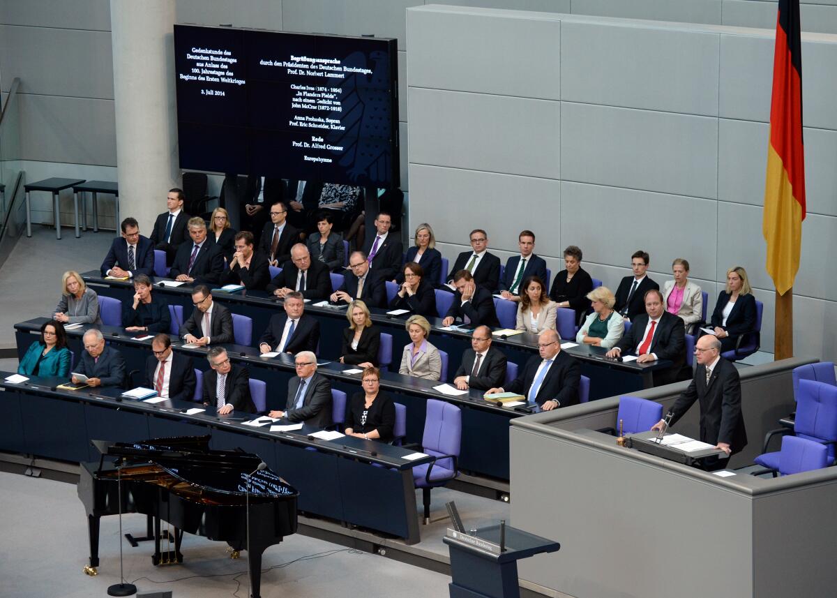 Lammert, Norbert Gedenkstunde des Deutschen Bundestages aus Anlass des 100. Jahrestages des Beginns des Ersten Weltkriegs. Bundestagspräsident Prof. Dr. Norbert Lammert, (Rednerpult), CDU/CSU, hält die Begrüßungsansprache.