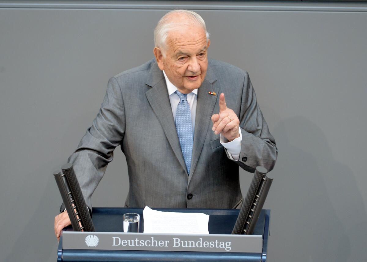 Grosser, Alfred Gedenkstunde des Deutschen Bundestages aus Anlass des 100. Jahrestages des Beginns des Ersten Weltkriegs. Der französische Historiker, Prof. Dr. Alfred Grosser, (hier im Bild), hält die Gedenkrede.; Rednerpult.