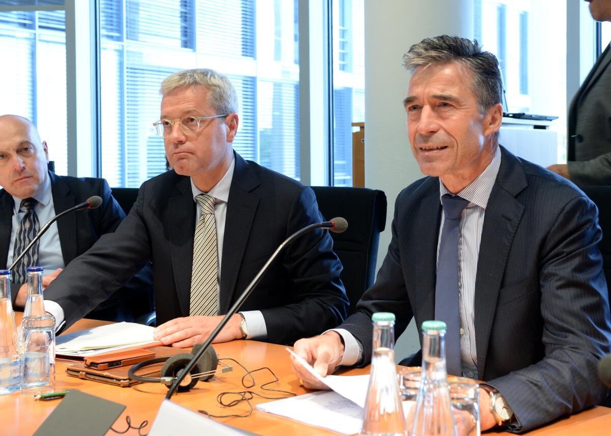 Dr. Norbert Röttgen, (li), CDU/CSU, Vorsitzender des Auswärtigen Ausschusses des Deutschen Bundestages begrüßt Anders Fogh Rasmussen, (re), NATO-Generalsekretär, im Ausschuss. Röttgen, Norbert; Rasmussen, Anders Fogh Dr. Norbert Röttgen, (li), CDU/CSU, Vorsitzender des Auswärtigen Ausschusses des Deutschen Bundestages begrüßt Anders Fogh Rasmussen, (re), NATO-Generalsekretär, im Ausschuss.