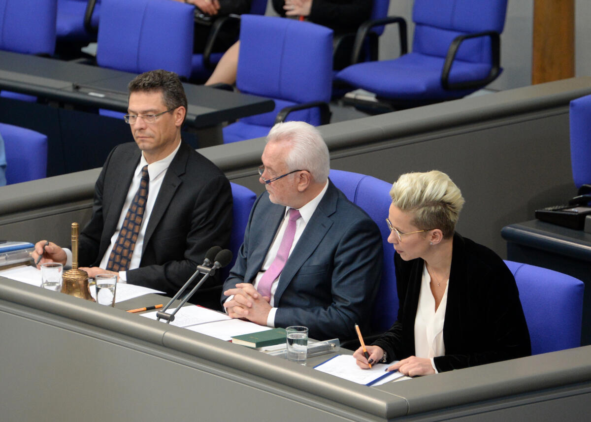 Schriftführer: Silvia Breher, CDU/CSU, Wolfgang Wiehle, (li), AfD, Vorsitz: Bundestagsvizepräsident Wolfgang Kubicki, (mitte), FDP, 84. Sitzung, Deutscher Bundestag. Breher, Silvia; Wiehle, Wolfgang; Kubicki, Wolfgang Schriftführer: Silvia Breher, CDU/CSU, Wolfgang Wiehle, (li), AfD, Vorsitz: Bundestagsvizepräsident Wolfgang Kubicki, (mitte), FDP, 84. Sitzung, Deutscher Bundestag.