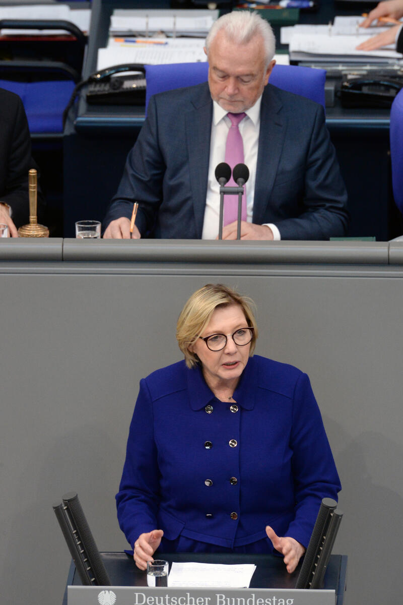Manderla, Gisela; Kubicki, Wolfgang Gisela Manderla, CDU/CSU, Bundestagsabgeordnete, Abgeordnete, Mitglied Deutscher Bundestag, MdB, Rede, 84. Sitzung, Top 26, Thema: Feministische Außenpolitik, Vorsitz: Bundestagsvizepräsident Wolfgang Kubicki, FDP.; Rednerpult.