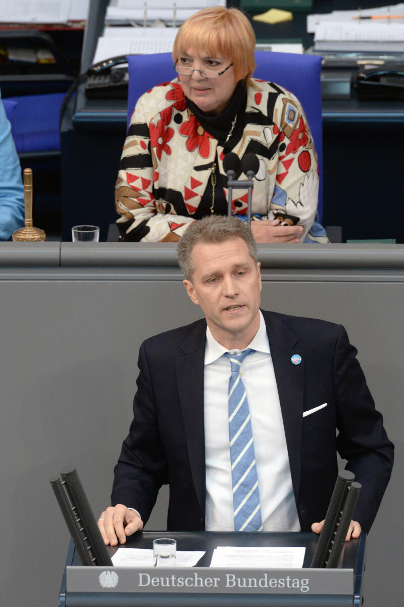 Bystron, Petr; Roth, Claudia Petr Bystron, AfD, Bundestagsabgeordneter, Abgeordneter, Mitglied Deutscher Bundestag, MdB, Rede, 84. Sitzung, Top 26, Thema: Feministische Außenpolitik, Vorsitz: Bundestagsvizepräsidentin Claudia Roth, Bündnis 90/Die Grünen.; Rednerpult.