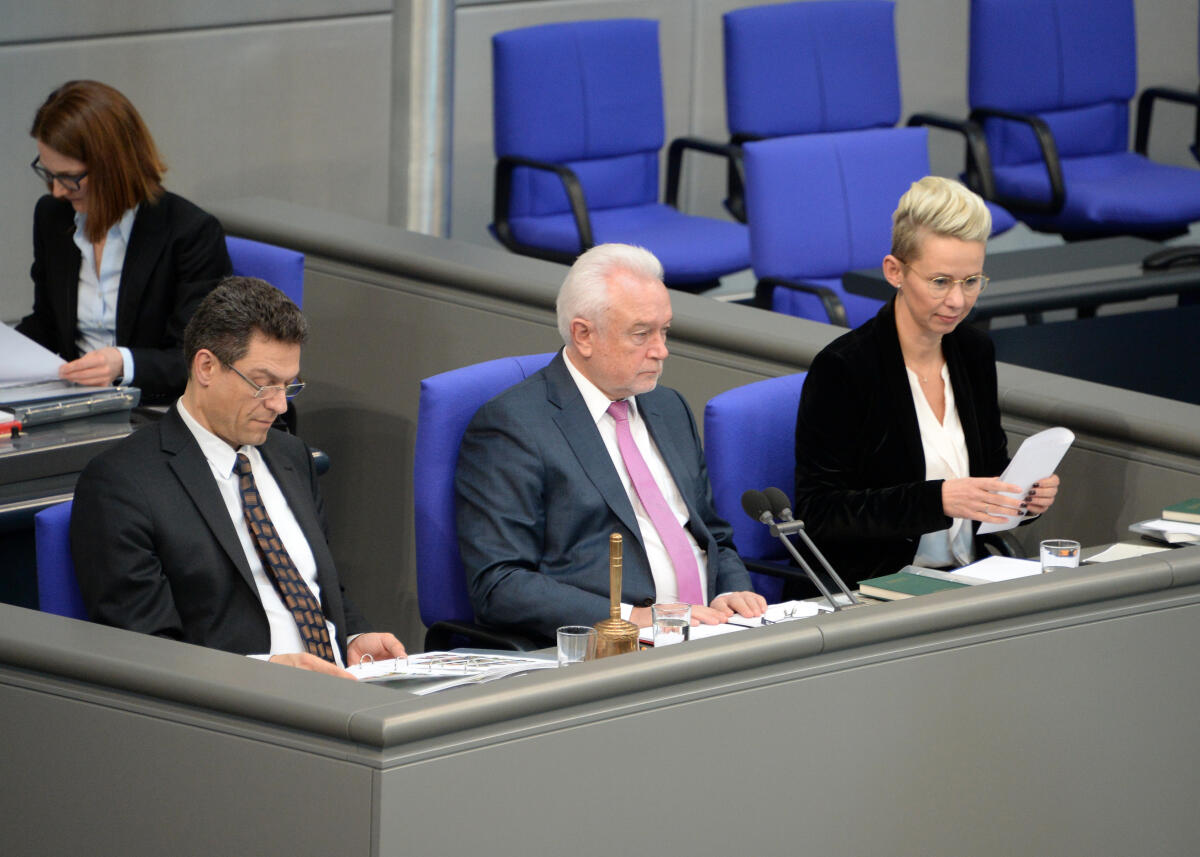 Breher, Silvia; Wiehle, Wolfgang; Kubicki, Wolfgang Schriftführer: Silvia Breher, CDU/CSU, Wolfgang Wiehle, (li), AfD, Vorsitz: Bundestagsvizepräsident Wolfgang Kubicki, (mitte), FDP,  84. Sitzung, Deutscher Bundestag.