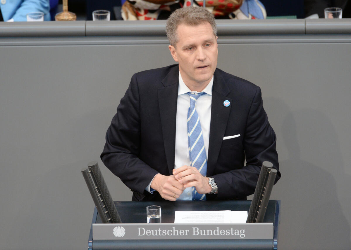 Petr Bystron, AfD, Bundestagsabgeordneter, Abgeordneter, Mitglied Deutscher Bundestag, MdB, Rede, 84. Sitzung, Top 26, Thema: Feministische Außenpolitik.; Rednerpult. Bystron, Petr Petr Bystron, AfD, Bundestagsabgeordneter, Abgeordneter, Mitglied Deutscher Bundestag, MdB, Rede, 84. Sitzung, Top 26, Thema: Feministische Außenpolitik.; Rednerpult.