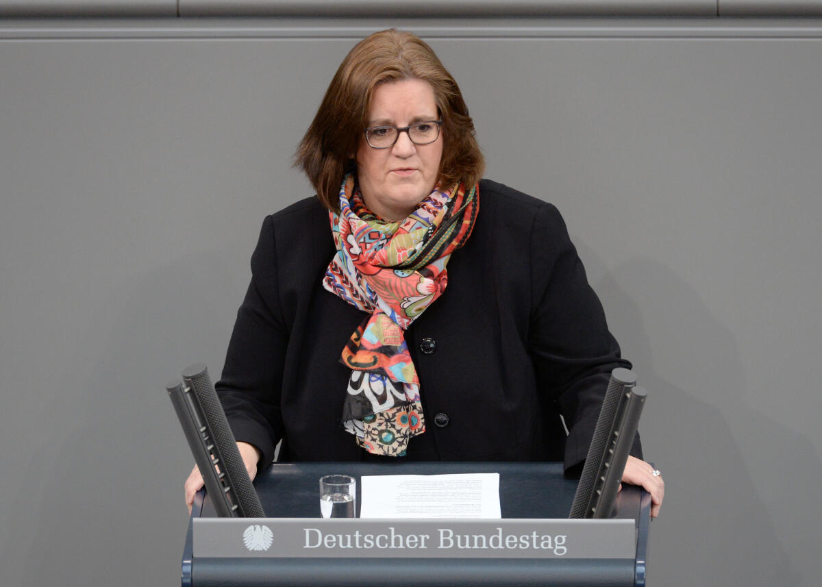 Griese, Kerstin Kerstin Griese, PSts., SPD, Bundestagsabgeordnete, Abgeordnete, Mitglied Deutscher Bundestag, MdB, Rede, 83. Sitzung, Top 7, Thema: Alterssicherung jüdischer Kontingentflüchtlinge.; Rednerpult.