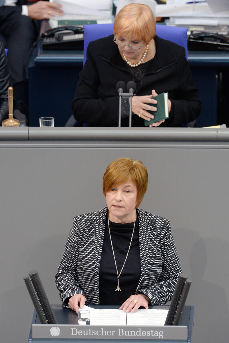 Marks, Caren; Roth, Claudia Caren Marks, PSts., SPD, Bundestagsabgeordnete, Abgeordnete, Mitglied Deutscher Bundestag, MdB, Rede, 83. Sitzung, Top 6, Thema: Weiterentwicklung der Kinder- und Jugendhilfe, Vorsitz: Bundestagsvizepräsidentin Claudia Roth, Bündnis 90/Die Grünen.; Rednerpult.