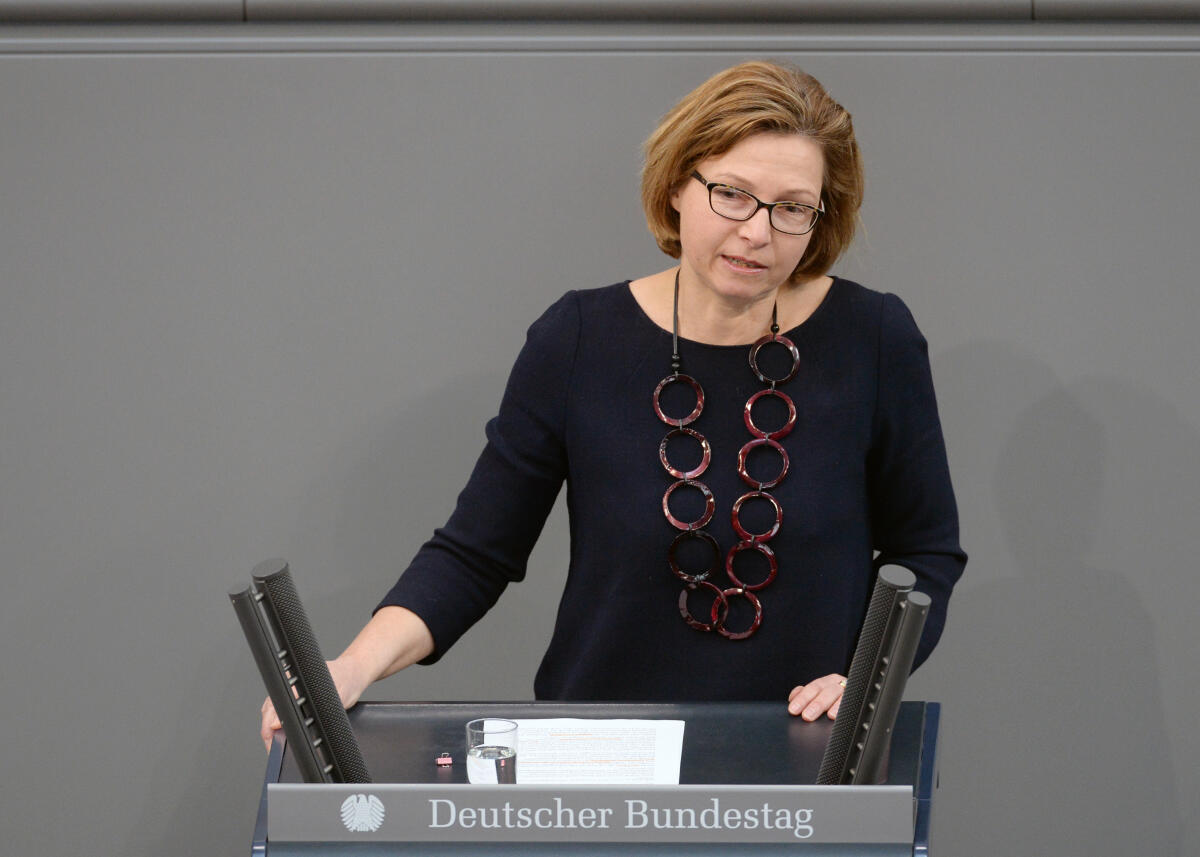 Wiesmann, Bettina Margarethe Bettina M. Wiesmann, CDU/CSU, Bundestagsabgeordnete, Abgeordnete, Mitglied Deutscher Bundestag, MdB, Rede, 83. Sitzung, Top 6, Thema: Weiterentwicklung der Kinder- und Jugendhilfe.; Rednerpult.