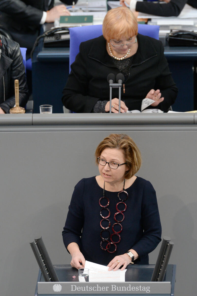 Bettina M. Wiesmann, CDU/CSU, Bundestagsabgeordnete, Abgeordnete, Mitglied Deutscher Bundestag, MdB, Rede, 83. Sitzung, Top 6, Thema: Weiterentwicklung der Kinder- und Jugendhilfe, Vorsitz: Bundestagsvizepräsidentin Claudia Roth, Bündnis 90/Die Grünen.; Rednerpult. Wiesmann, Bettina Margarethe; Roth, Claudia Bettina M. Wiesmann, CDU/CSU, Bundestagsabgeordnete, Abgeordnete, Mitglied Deutscher Bundestag, MdB, Rede, 83. Sitzung, Top 6, Thema: Weiterentwicklung der Kinder- und Jugendhilfe, Vorsitz: Bundestagsvizepräsidentin Claudia Roth, Bündnis 90/Die Grünen.; Rednerpult.