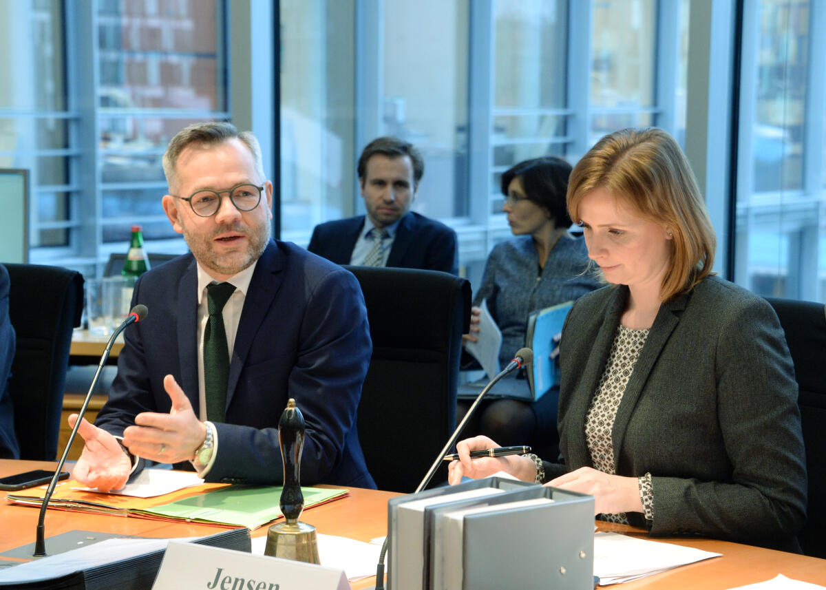 Gyde Jensen, FDP, Vorsitzende des Ausschusses des Deutschen Bundestages für Menschenrechte und humanitäre Hilfe, leitet eine Sitzung, an der als Gast der Staatsminister für Europa im Auswärtigen Amt, Michael Roth, SPD, teilnimmt. Jensen, Gyde; Roth, Michael Gyde Jensen, FDP, Vorsitzende des Ausschusses des Deutschen Bundestages für Menschenrechte und humanitäre Hilfe, leitet eine Sitzung, an der als Gast der Staatsminister für Europa im Auswärtigen Amt, Michael Roth, SPD, teilnimmt.