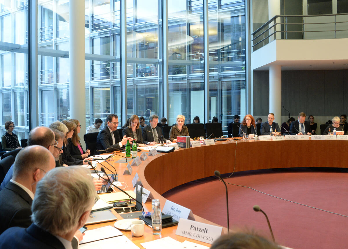 Gyde Jensen, FDP, (7.v.re), Vorsitzende des Ausschusses des Deutschen Bundestages für Menschenrechte und humanitäre Hilfe, leitet eine Sitzung, an der als Gast der Bundesminister für wirtschaftliche Zusammenarbeit und Entwicklung, Dr. Gerd Müller, (8.v.re), CDU/CSU, teilnimmt.; Übersicht. Jensen, Gyde; Müller, Gerd Gyde Jensen, FDP, (7.v.re), Vorsitzende des Ausschusses des Deutschen Bundestages für Menschenrechte und humanitäre Hilfe, leitet eine Sitzung, an der als Gast der Bundesminister für wirtschaftliche Zusammenarbeit und Entwicklung, Dr. Gerd Müller, (8.v.re), CDU/CSU, teilnimmt.; Übersicht.
