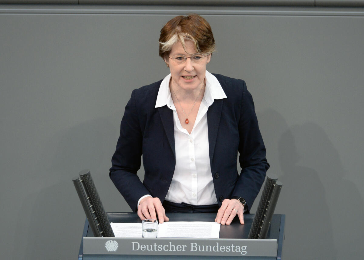 Bahr, Ulrike Ulrike Bahr, SPD, Bundestagsabgeordnete, Abgeordnete, Mitglied Deutscher Bundestag, MdB, Rede, 83. Sitzung, Top 6, Thema: Weiterentwicklung der Kinder- und Jugendhilfe.; Rednerpult.