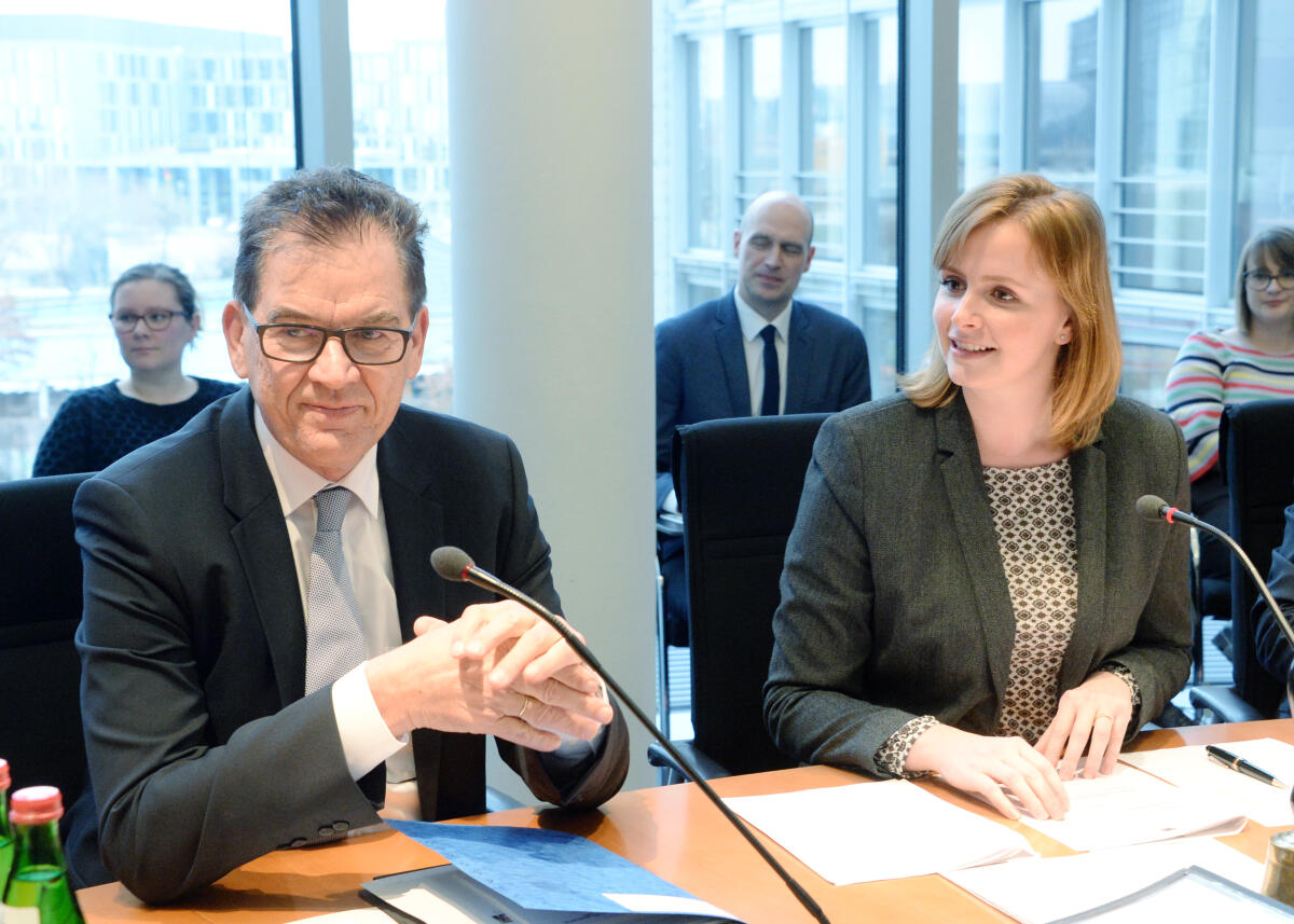 Gyde Jensen, FDP, Vorsitzende des Ausschusses des Deutschen Bundestages für Menschenrechte und humanitäre Hilfe, leitet eine Sitzung, an der als Gast der Bundesminister für wirtschaftliche Zusammenarbeit und Entwicklung, Dr. Gerd Müller, CDU/CSU, teilnimmt. Jensen, Gyde; Müller, Gerd Gyde Jensen, FDP, Vorsitzende des Ausschusses des Deutschen Bundestages für Menschenrechte und humanitäre Hilfe, leitet eine Sitzung, an der als Gast der Bundesminister für wirtschaftliche Zusammenarbeit und Entwicklung, Dr. Gerd Müller, CDU/CSU, teilnimmt.
