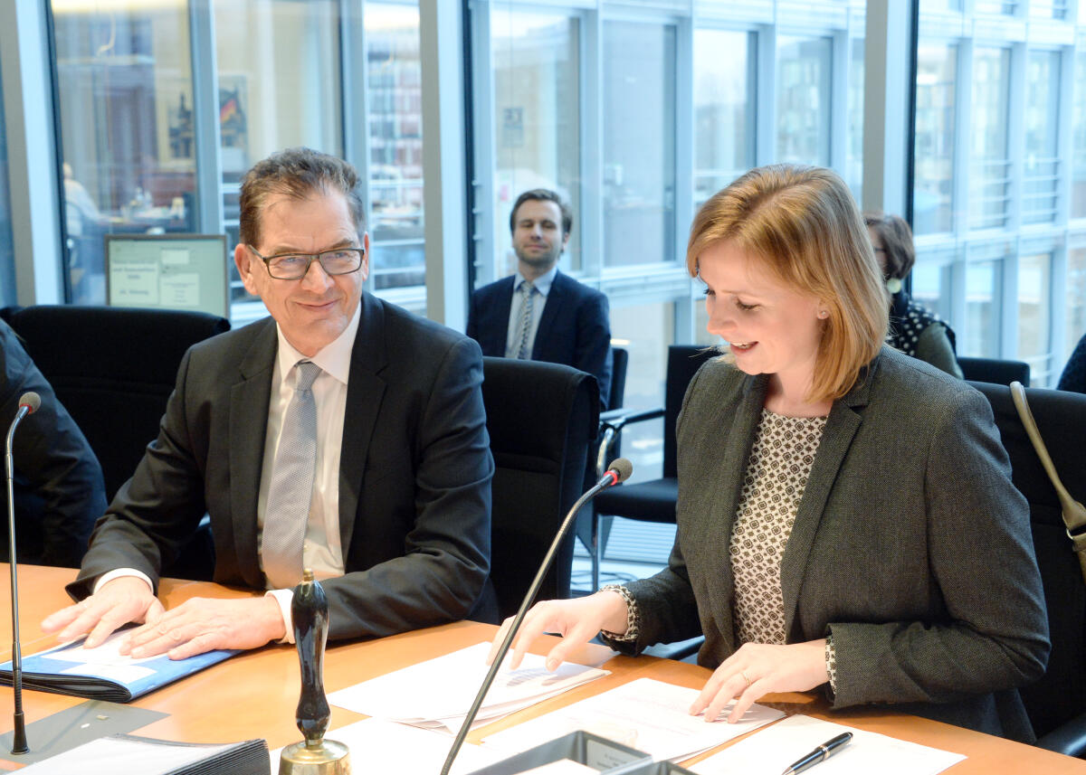 Gyde Jensen, FDP, Vorsitzende des Ausschusses des Deutschen Bundestages für Menschenrechte und humanitäre Hilfe, leitet eine Sitzung, an der als Gast der Bundesminister für wirtschaftliche Zusammenarbeit und Entwicklung, Dr. Gerd Müller, CDU/CSU, teilnimmt. Jensen, Gyde; Müller, Gerd Gyde Jensen, FDP, Vorsitzende des Ausschusses des Deutschen Bundestages für Menschenrechte und humanitäre Hilfe, leitet eine Sitzung, an der als Gast der Bundesminister für wirtschaftliche Zusammenarbeit und Entwicklung, Dr. Gerd Müller, CDU/CSU, teilnimmt.