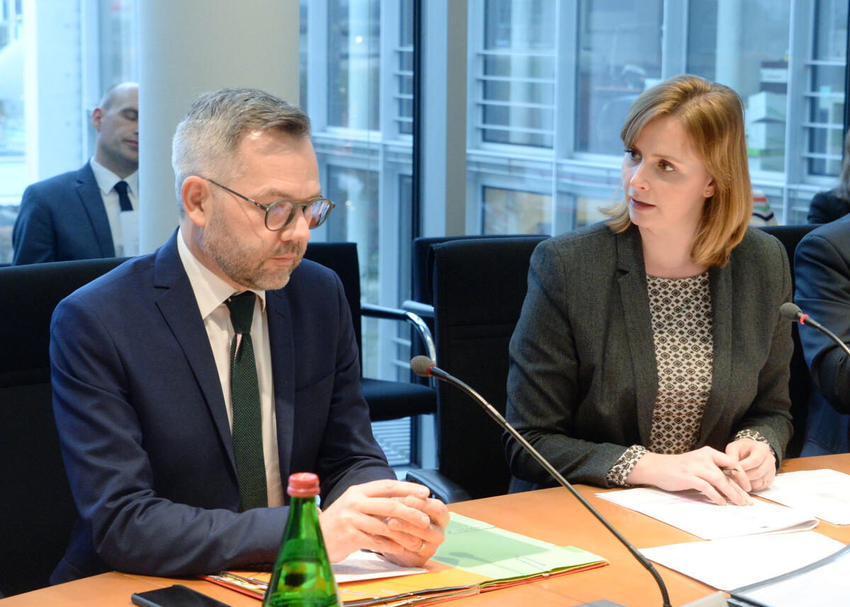 Gyde Jensen, FDP, Vorsitzende des Ausschusses des Deutschen Bundestages für Menschenrechte und humanitäre Hilfe, leitet eine Sitzung, an der als Gast der Staatsminister für Europa im Auswärtigen Amt, Michael Roth, SPD, teilnimmt. Jensen, Gyde; Roth, Michael Gyde Jensen, FDP, Vorsitzende des Ausschusses des Deutschen Bundestages für Menschenrechte und humanitäre Hilfe, leitet eine Sitzung, an der als Gast der Staatsminister für Europa im Auswärtigen Amt, Michael Roth, SPD, teilnimmt.