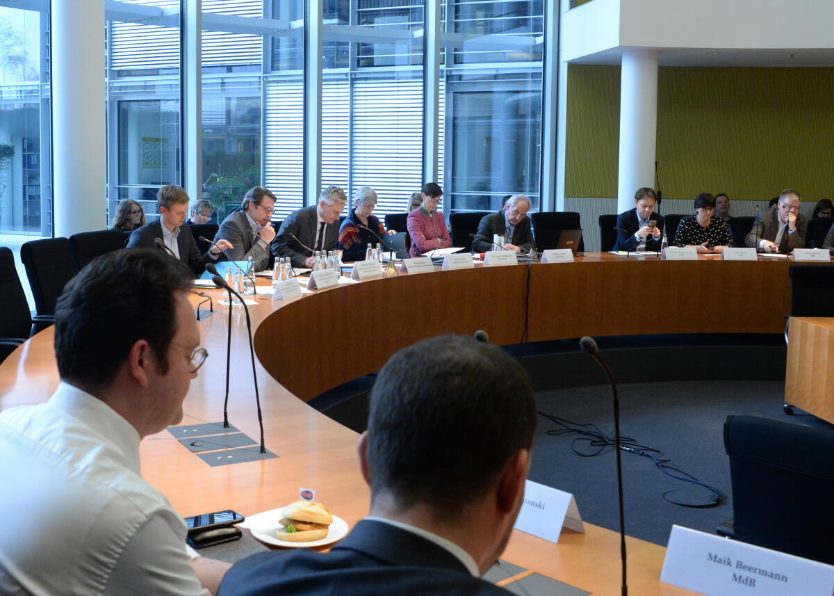 Hansjörg Durz, (7.v.re), CDU/CSU, stellvertretender Vorsitzender des Ausschusses des Deutschen Bundestages Digitale Agenda, leitet eine Sitzung, an der Bundesminister für Verkehr und digitale Infrastruktur, Andreas Scheuer, (8.v.re), teilnimmt.; Übersicht. Durz, Hansjörg; Scheuer, Andreas Hansjörg Durz, (7.v.re), CDU/CSU, stellvertretender Vorsitzender des Ausschusses des Deutschen Bundestages Digitale Agenda, leitet eine Sitzung, an der Bundesminister für Verkehr und digitale Infrastruktur, Andreas Scheuer, (8.v.re), teilnimmt.; Übersicht.
