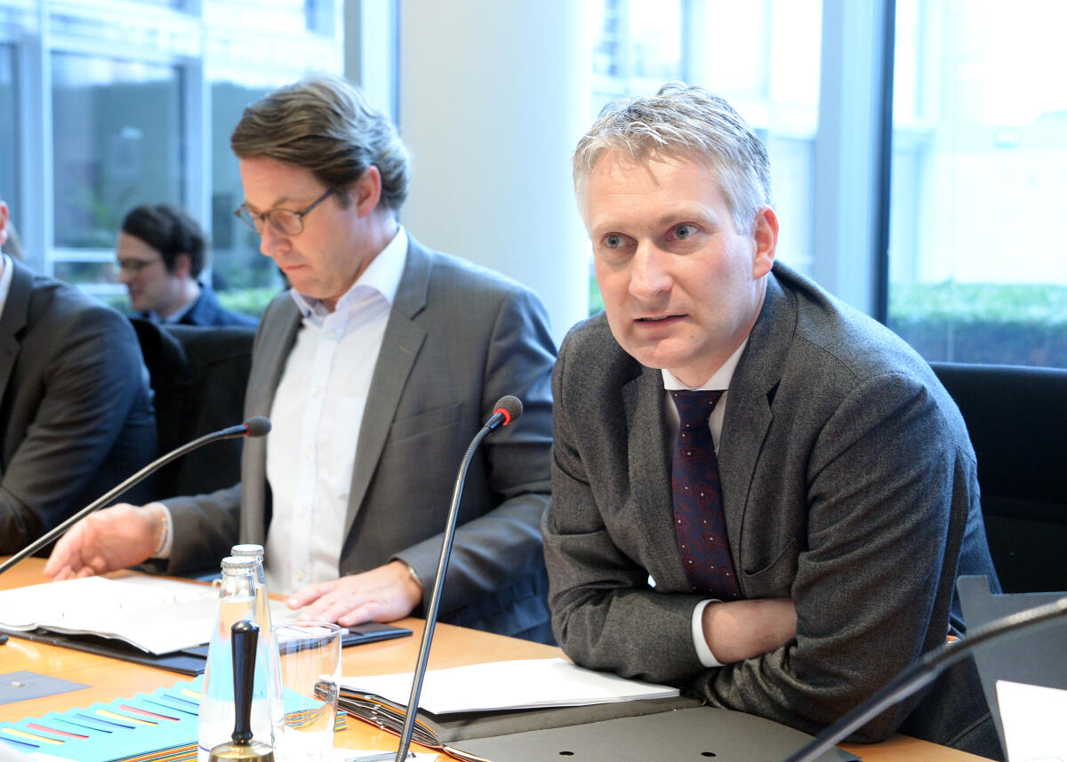 Hansjörg Durz, (re), CDU/CSU, stellvertretender Vorsitzender des Ausschusses des Deutschen Bundestages Digitale Agenda, leitet eine Sitzung, an der Bundesminister für Verkehr und digitale Infrastruktur, Andreas Scheuer, (li), teilnimmt. Durz, Hansjörg; Scheuer, Andreas Hansjörg Durz, (re), CDU/CSU, stellvertretender Vorsitzender des Ausschusses des Deutschen Bundestages Digitale Agenda, leitet eine Sitzung, an der Bundesminister für Verkehr und digitale Infrastruktur, Andreas Scheuer, (li), teilnimmt.