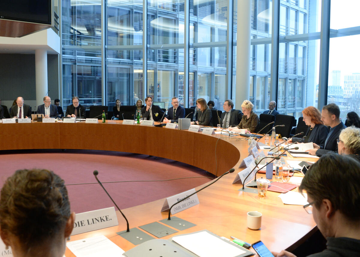 Gyde Jensen, (6.v.li), FDP, Vorsitzende des Ausschusses des Deutschen Bundestages für Menschenrechte und humanitäre Hilfe, leitet eine Sitzung, an der als Gast der Staatsminister für Europa im Auswärtigen Amt, Michael Roth, (5.v.li), SPD, teilnimmt.; Übersicht. Jensen, Gyde; Roth, Michael Gyde Jensen, (6.v.li), FDP, Vorsitzende des Ausschusses des Deutschen Bundestages für Menschenrechte und humanitäre Hilfe, leitet eine Sitzung, an der als Gast der Staatsminister für Europa im Auswärtigen Amt, Michael Roth, (5.v.li), SPD, teilnimmt.; Übersicht.