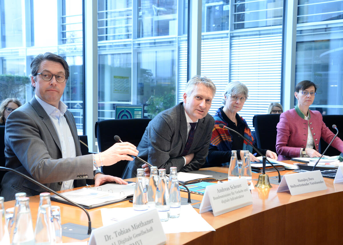 Hansjörg Durz, (2.v.li), CDU/CSU, stellvertretender Vorsitzender des Ausschusses des Deutschen Bundestages Digitale Agenda, leitet eine Sitzung, an der Bundesminister für Verkehr und digitale Infrastruktur, Andreas Scheuer, (li), teilnimmt. Durz, Hansjörg; Scheuer, Andreas Hansjörg Durz, (2.v.li), CDU/CSU, stellvertretender Vorsitzender des Ausschusses des Deutschen Bundestages Digitale Agenda, leitet eine Sitzung, an der Bundesminister für Verkehr und digitale Infrastruktur, Andreas Scheuer, (li), teilnimmt.