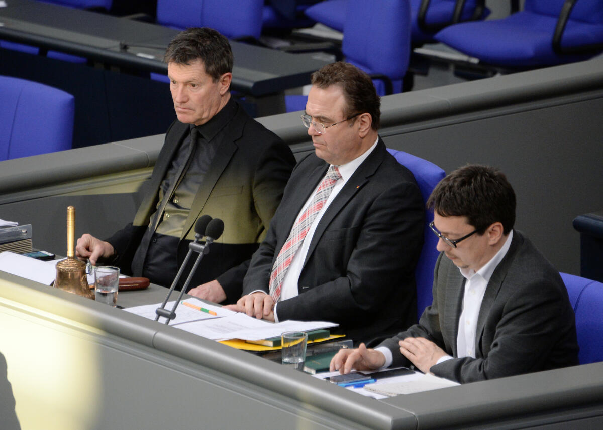 Pilger, Detlev; Wagner, Andreas; Friedrich, Hans-Peter Schriftführer: Detlev Pilger, (li), SPD, Andreas Wagner, DIE LINKE, Vorsitz: Bundestagsvizepräsident Dr. Hans-Peter Friedrich, (mitte), CDU/CSU, 80. Sitzung, Deutscher Bundestag.