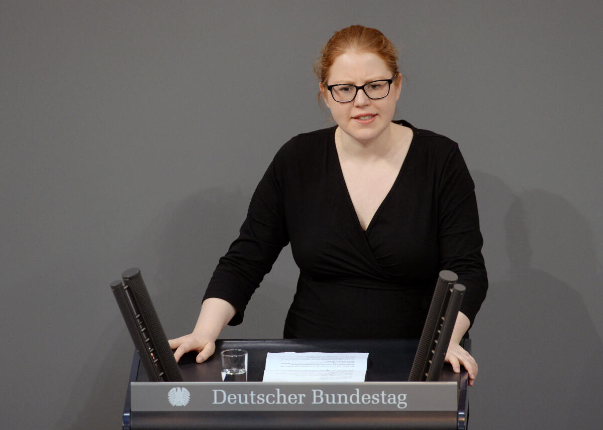 Katrin Helling-Plahr, FDP, Bundestagsabgeordnete, Abgeordnete, Mitglied Deutscher Bundestag, MdB, Rede, 80. Sitzung, Top 8, Thema: Organspende.; Rednerpult. Helling-Plahr, Katrin Katrin Helling-Plahr, FDP, Bundestagsabgeordnete, Abgeordnete, Mitglied Deutscher Bundestag, MdB, Rede, 80. Sitzung, Top 8, Thema: Organspende.; Rednerpult.