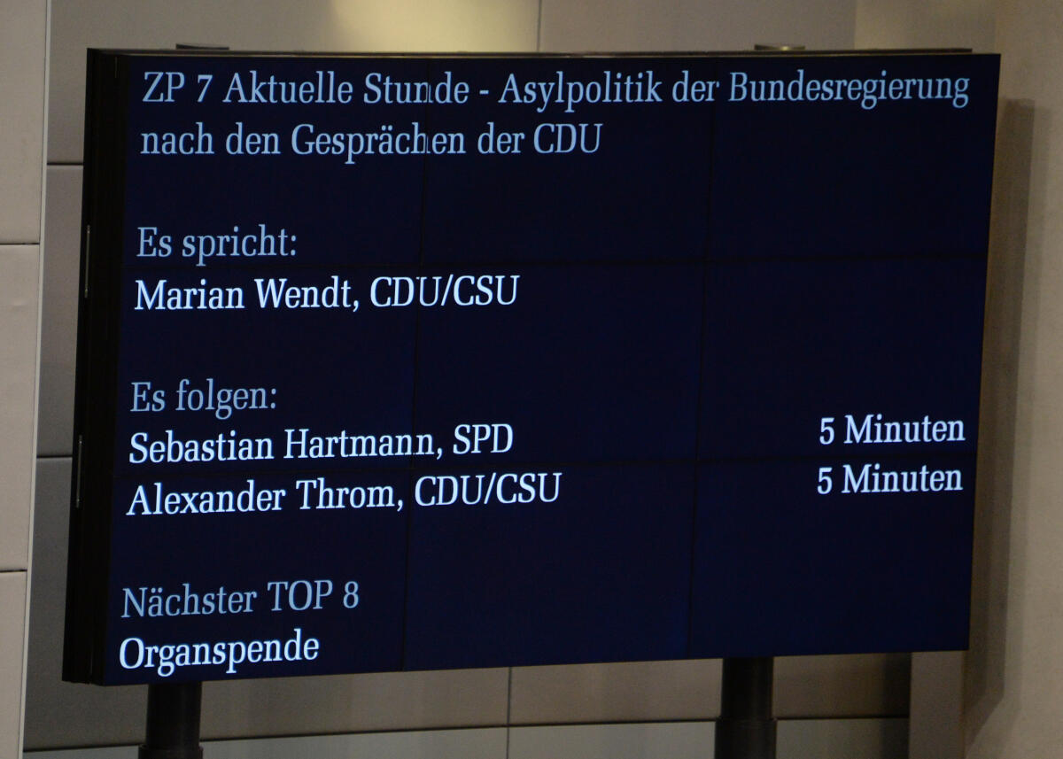  Videowand: der aktuelle und folgende Tagesordnungspunkt, der aktuelle Redner und die folgenden zwei Redner werden während der laufenden Plenarsitzungen auf zwei Videowänden im Plenarsaal angezeigt. Hier während der 80. Sitzung des Deutschen Bundestages.; Deutscher Bundestag, Anzeige, Video.