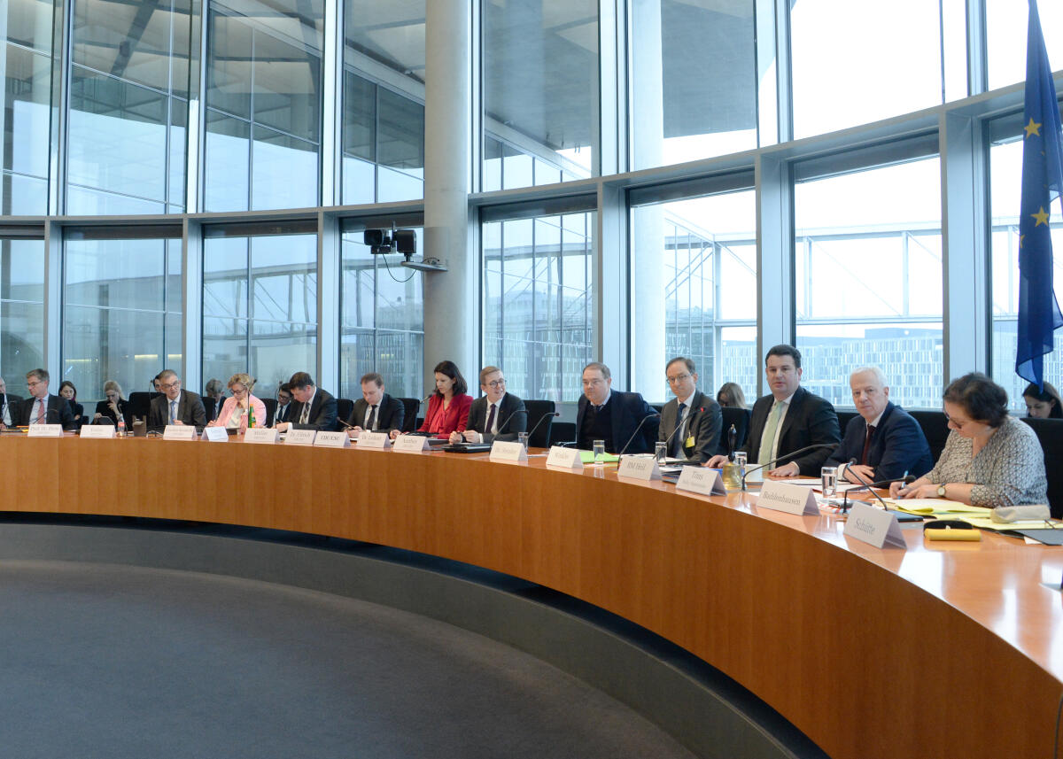 Markus Töns, (2.v.re), SPD, Mitglied des Ausschusses des Deutschen Bundestages für die Angelegenheiten der Europäischen Union, leitet eine Ausschusssitzung , an der Bundesminister für Arbeit und Soziales, Hubertus Heil, (3.v.re), SPD, als Gast teil nimmt.; Übersicht. Töns, Markus; Heil, Hubertus Markus Töns, (2.v.re), SPD, Mitglied des Ausschusses des Deutschen Bundestages für die Angelegenheiten der Europäischen Union, leitet eine Ausschusssitzung , an der Bundesminister für Arbeit und Soziales, Hubertus Heil, (3.v.re), SPD, als Gast teil nimmt.; Übersicht.