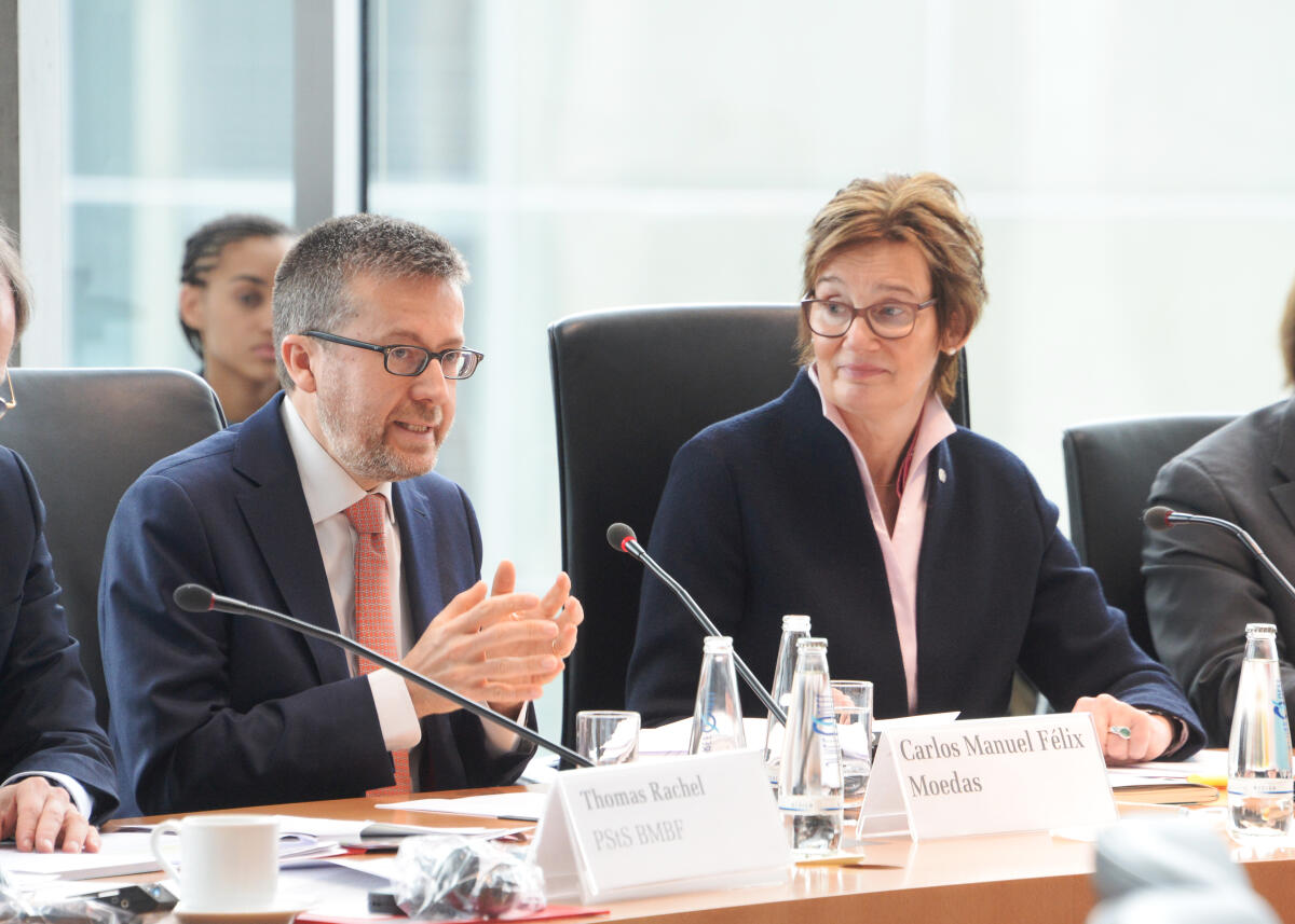 Sybille Benning, CDU/CSU, stellvertretende Vorsitzende des Ausschusses des Deutschen Bundestages für Bildung, Forschung und Technikfolgenabschätzung, leitet eine Sitzung, an der als Gast der EU-Kommissar Carlos Manuel Felix Moedas, teilnimmt.; Geste, Gestik. Benning, Sybille; Moedas, Carlos Manuel Felix Sybille Benning, CDU/CSU, stellvertretende Vorsitzende des Ausschusses des Deutschen Bundestages für Bildung, Forschung und Technikfolgenabschätzung, leitet eine Sitzung, an der als Gast der EU-Kommissar Carlos Manuel Felix Moedas, teilnimmt.; Geste, Gestik.