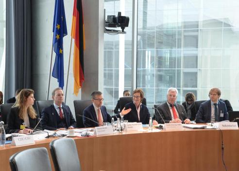 Benning, Sybille; Moedas, Carlos Manuel Felix Marie-Elisabeth-Lüders-Haus, Anhörungssaal