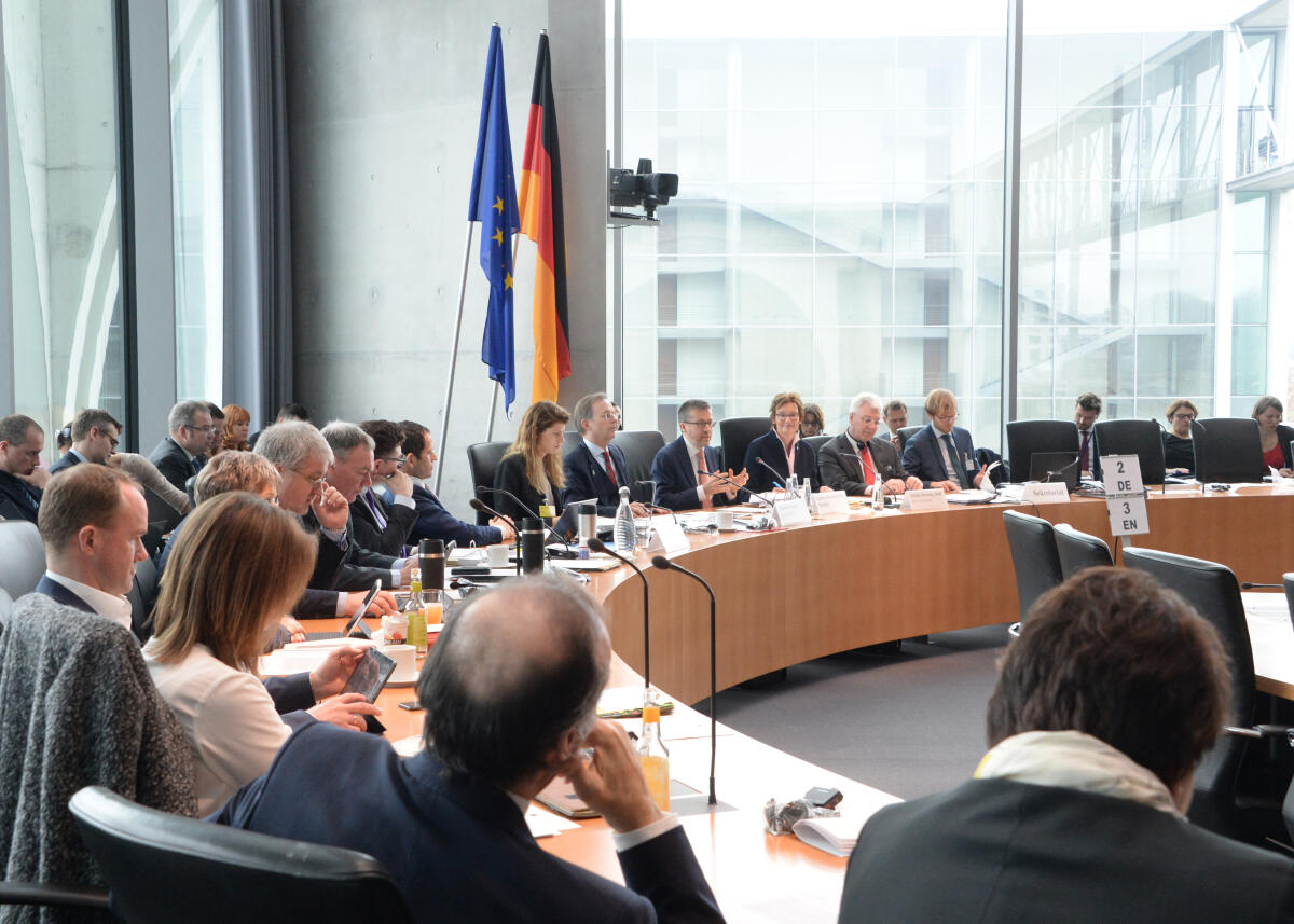 Sybille Benning, (6.v.re), CDU/CSU, stellvertretende Vorsitzende des Ausschusses des Deutschen Bundestages für Bildung, Forschung und Technikfolgenabschätzung, leitet eine Sitzung, an der als Gast der EU-Kommissar Carlos Manuel Felix Moedas, (7.v.re), teilnimmt.; Fahne, Fahnen, Übersicht. Benning, Sybille; Moedas, Carlos Manuel Felix Sybille Benning, (6.v.re), CDU/CSU, stellvertretende Vorsitzende des Ausschusses des Deutschen Bundestages für Bildung, Forschung und Technikfolgenabschätzung, leitet eine Sitzung, an der als Gast der EU-Kommissar Carlos Manuel Felix Moedas, (7.v.re), teilnimmt.; Fahne, Fahnen, Übersicht.