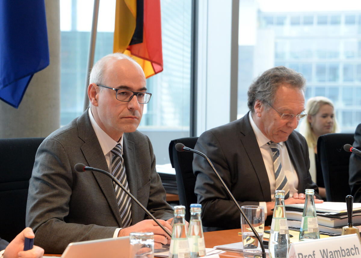Klaus Ernst, (re), DIE LINKE, Vorsitzender des Ausschusses des Deutschen Bundestages für Wirtschaft und Energie, leitet eine Sitzung, an der der Vorsitzende der Monopolkommission, Prof. Achim Wambach, (li), als Gast teilnimmt.; Fahne, Fahnen. Ernst, Klaus; Wambach, Achim Klaus Ernst, (re), DIE LINKE, Vorsitzender des Ausschusses des Deutschen Bundestages für Wirtschaft und Energie, leitet eine Sitzung, an der der Vorsitzende der Monopolkommission, Prof. Achim Wambach, (li), als Gast teilnimmt.; Fahne, Fahnen.