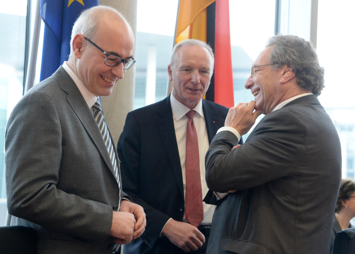 Ernst, Klaus; Wambach, Achim; Westphal, Bernd Klaus Ernst, (re), DIE LINKE, Vorsitzender des Ausschusses des Deutschen Bundestages für Wirtschaft und Energie, leitet eine Sitzung, an der der Vorsitzende der Monopolkommission, Prof. Achim Wambach, (li), als Gast teilnimmt. Mitte: Bernd Westphal, SPD.; Fahne, Fahnen, Geste, Gestik.