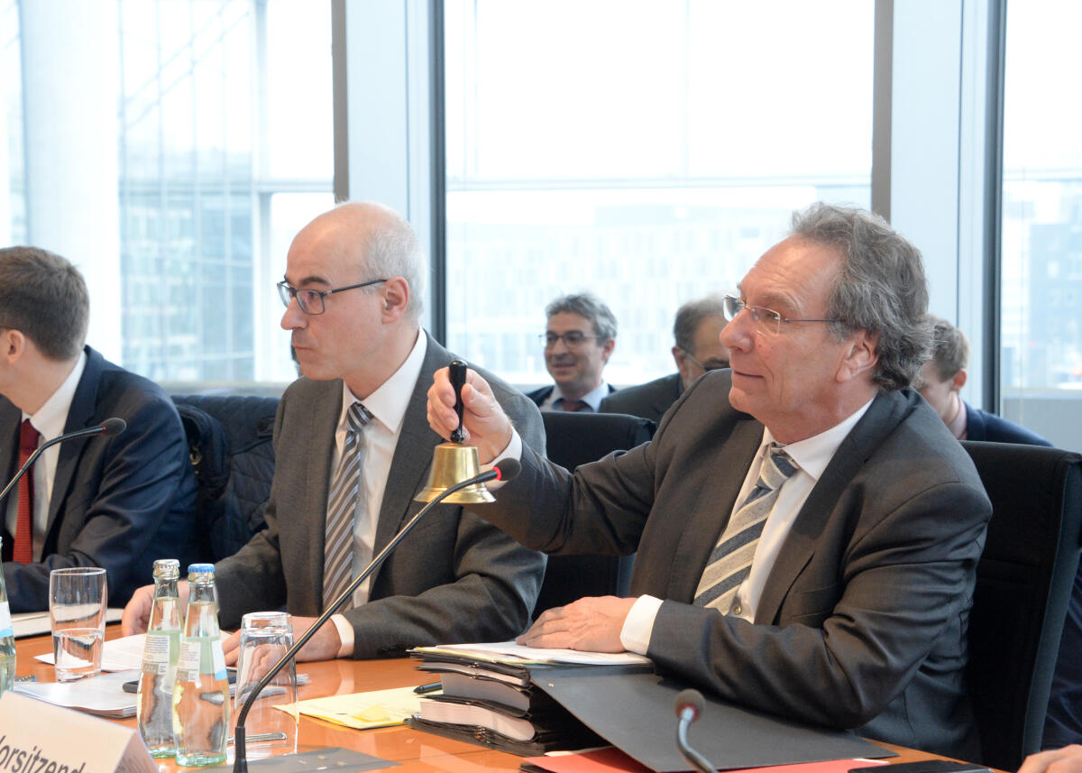 Klaus Ernst, (re), DIE LINKE, Vorsitzender des Ausschusses des Deutschen Bundestages für Wirtschaft und Energie, leitet eine Sitzung, an der der Vorsitzende der Monopolkommission, Prof. Achim Wambach, (li), als Gast teilnimmt.; Geste, Gestik. Ernst, Klaus; Wambach, Achim Klaus Ernst, (re), DIE LINKE, Vorsitzender des Ausschusses des Deutschen Bundestages für Wirtschaft und Energie, leitet eine Sitzung, an der der Vorsitzende der Monopolkommission, Prof. Achim Wambach, (li), als Gast teilnimmt.; Geste, Gestik.