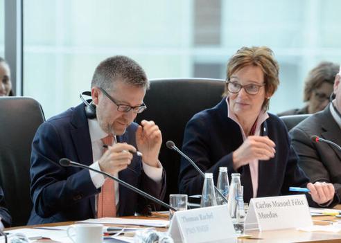 Benning, Sybille; Moedas, Carlos Manuel Felix Marie-Elisabeth-Lüders-Haus, Anhörungssaal