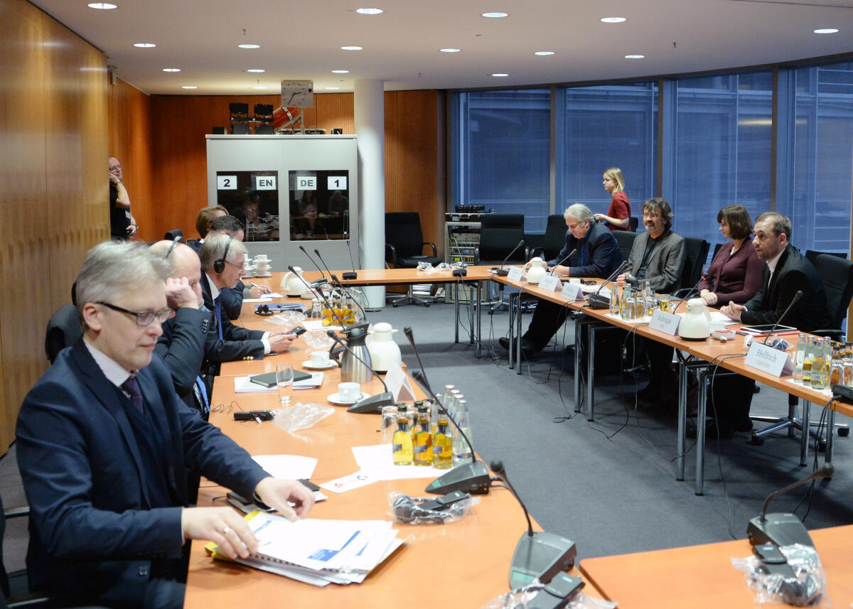 Schraps, Johannes Johannes Schraps, (1.v.re), SPD, Mitglied des Ausschusses des Deutschen Bundestages für die Angelegenheiten der Europäischen Union, leitet im Namen des Ausschusses und mit Beteiligung von Ausschussmitgliedern ein Gespräch mit einer Delegation des EU-Ausschusses des litauischen Parlaments.; Übersicht.