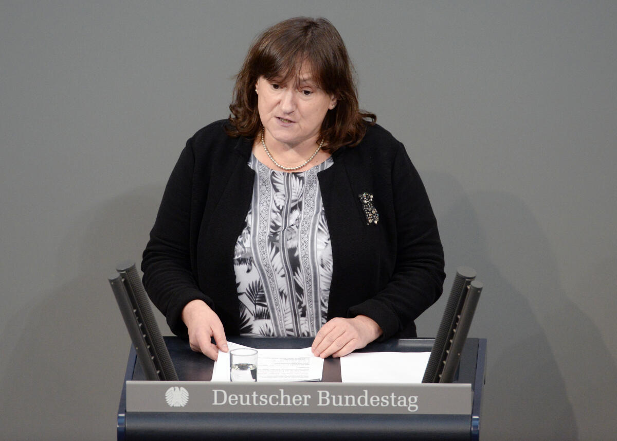 Schieder, Marianne Marianne Schieder, SPD, Bundestagsabgeordnete, Abgeordnete, Mitglied Deutscher Bundestag, MdB, Rede, 77. Sitzung, Top 6, Thema: Gedenkort für die NS-Kriegsopfer in Osteuropa.; Rednerpult.